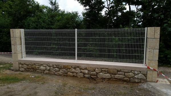 Mur clôture pierre